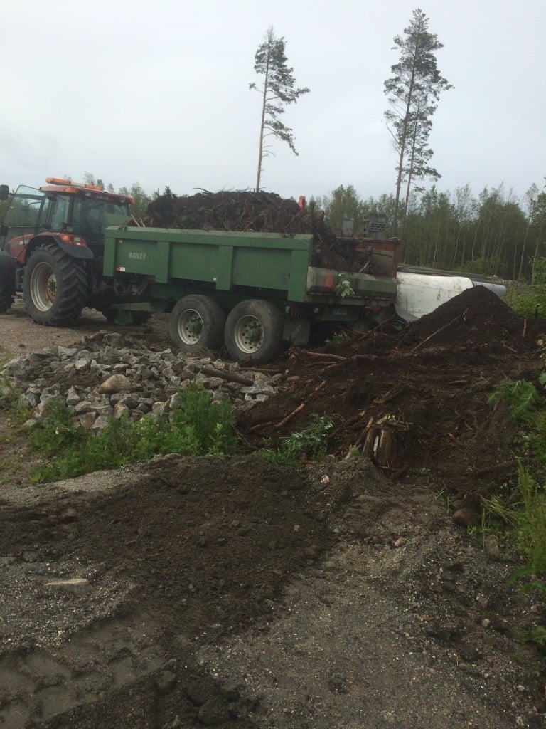 Bilde av traktor som fjerner jord og masse - Kent Gravern - Graving Sarpsborg